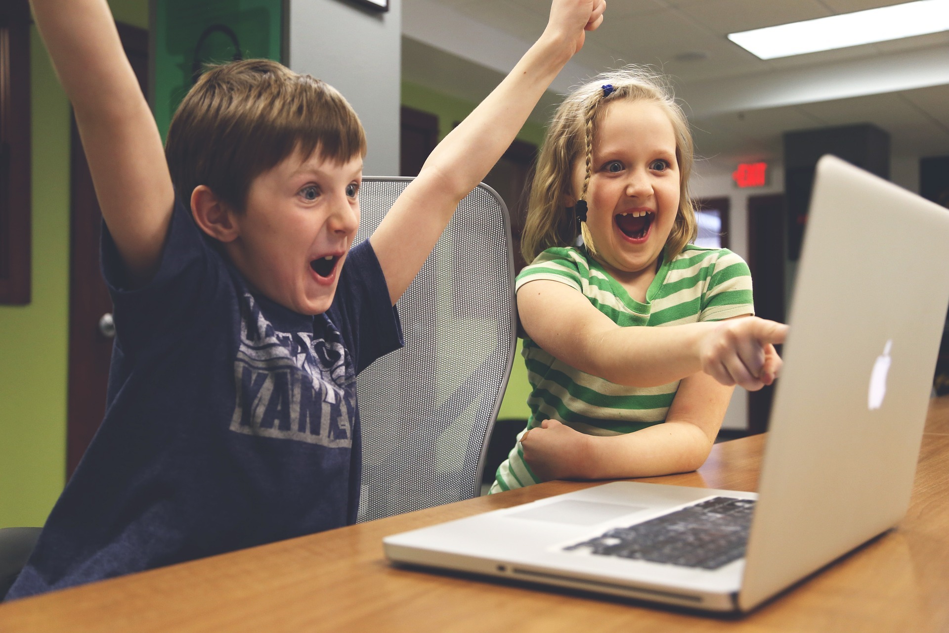 Children pointing to a computer