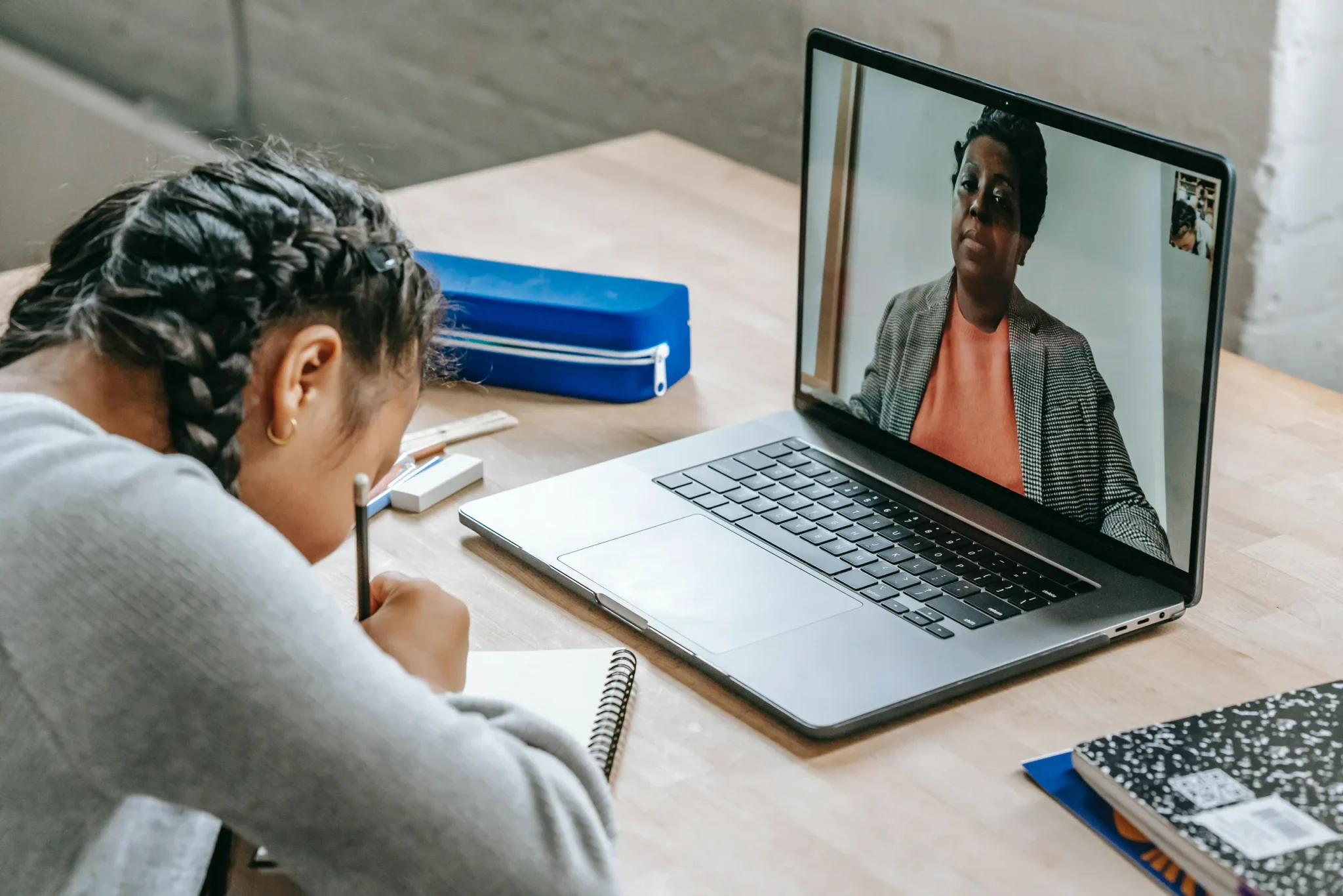 A student receiving lecture online